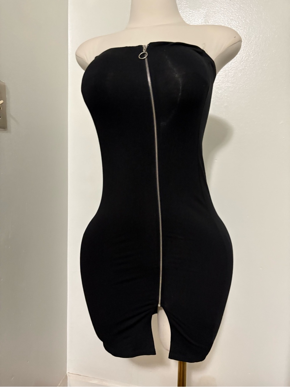 Heart & Hips Black Strapless Bodycon with Front Zip Detail